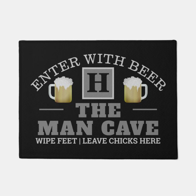 Funny MAN CAVE mit Monogram und Bier auf BLACK Fußmatte (Vorderseite)