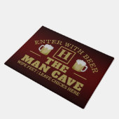 Funny MAN CAVE mit Monogram und Bier auf BROWN Fußmatte (Schrägansicht)