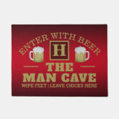 Funny MAN CAVE mit Monogram und Bier auf RED Fußmatte (Vorderseite)