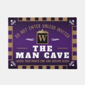 Funny MAN CAVE mit Monogramm | LILA Empfang Fußmatte (Vorderseite)