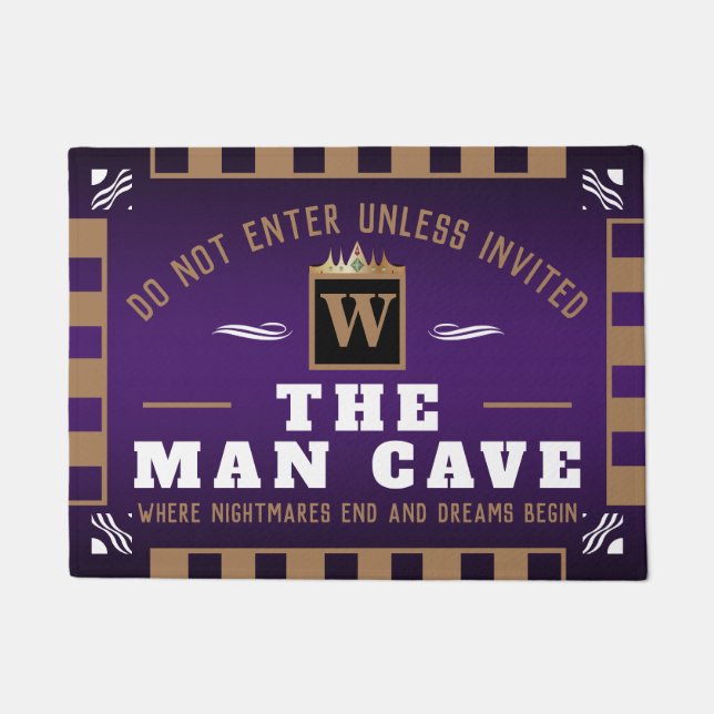 Funny MAN CAVE mit Monogramm | LILA Empfang Fußmatte (Vorderseite)