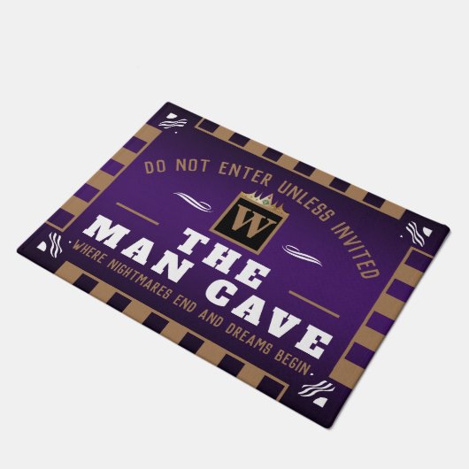 Funny MAN CAVE mit Monogramm | LILA Empfang Fußmatte (Schrägansicht)