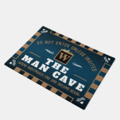 Funny MAN CAVE mit Monogramm | Ocean Blue Willkomm Fußmatte (Schrägansicht)
