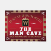 Funny MAN CAVE mit Monogramm | RED Welcome Fußmatte (Vorderseite)