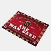 Funny MAN CAVE mit Monogramm | RED Welcome Fußmatte (Schrägansicht)