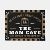 Funny MAN CAVE mit Monogramm | SCHWARZE Begrüßung Fußmatte (Vorderseite)