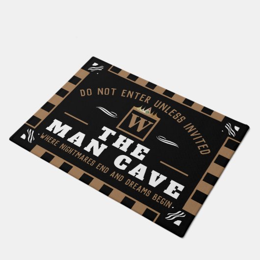 Funny MAN CAVE mit Monogramm | SCHWARZE Begrüßung Fußmatte (Schrägansicht)