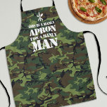 Funny Manly Camouflage Schürze<br><div class="desc">Fantastische männliche Schürze mit Tarnmuster-Hintergrund, Messer, Folk & Löffel-Logo und dem Sprichwort "Dies ist eine männliche Schürze, für einen männlichen Mann".</div>