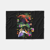 Funny Mardi Gras 2026 Crocodile Crawfish Pelican N Fleecedecke (Vorderseite (Horizontal))