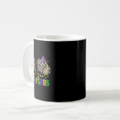 Funny Mardi Gras Skeleton Hände mit Perlen und Fal Kaffeetasse (Vorderseite Links)