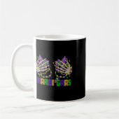 Funny Mardi Gras Skeleton Hände mit Perlen und Fal Kaffeetasse (Links)