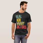 Funny Marriage Real Men Marry Doctors Groom T-Shirt (Vorne ganz)
