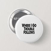 Funny Matching Couple Design – Where I Go Trouble Button (Vorne & Hinten)