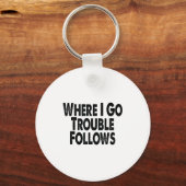 Funny Matching Couple Design – Where I Go Trouble Schlüsselanhänger (Vorderseite)