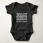 Funny Math FINE LINE NUMERATOR DENOMINATOR Baby Strampler<br><div class="desc">Geschenk für einen Mathematiklehrer,  Mathematikprofessor,  Mathematiker,  alle,  die Mathematik Lieben. Abschluss für einen Mathematikunterricht. Es gibt eine feine Linie zwischen einem Zähler und einem Nenner - nur ein Teil versteht das!</div>