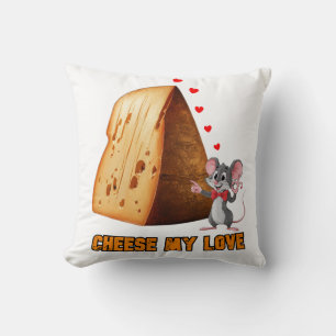 Funny Maus in Liebe mit einem Stück Käse auf einem Kissen