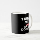 Funny Medical Student Vertrauen Sie mir, ich bin f Kaffeetasse (VorderseiteRechts)
