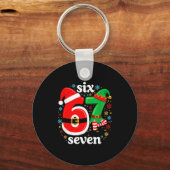 Funny Meme Six Seven 67 Elf 6 7 Santa Christmas Pa Schlüsselanhänger (Vorderseite)