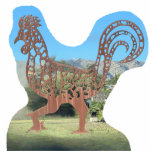 Funny Metal Chicken Rooster Freistehende Fotoskulptur<br><div class="desc">Mit dieser kleinen, albernen Hühnerstatue aus Metall, die von einem Foto aus Pollenca, Mallorca, Spanien, inspiriert wird, verleihen Sie Ihrem Raum einen etwas ungewöhnlichen Charme. Das Design vereint den spielerischen Geist des originalen Fotos mit einem Hahn mit übertriebenen Features und einer lustigen, skurrilen Haltung. Diese kleine Statue ist ideal, um...</div>