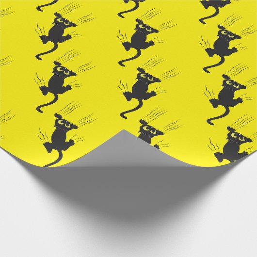 Funny Modern Black Cat Scratch on Yellow Geschenkpapier (Ecke)