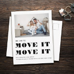 Funny Modern MOVE IT Einfaches Foto Moving Ankündigungspostkarte<br><div class="desc">WIR MÖCHTEN ES BEWEGEN! Funny typografisches Design für eine bewegende Ansage Postkarte mit Ihrem individuellen Foto. Diese minimale und moderne,  schwarz-weiße,  leicht anpassbare Änderung des Adressennotizes macht es schnell und stilvoll,  die Neuigkeiten Ihrer neuen Adresse zu teilen!</div>