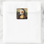 Funny Mona mit Ei auf ihrem Gesicht Quadratischer Aufkleber (Tasche)