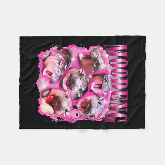 Funny Moo-deng Ba Fleecedecke (Vorderseite (Horizontal))