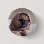 Funny Mops Hund ummantelt in einem Scarf Button (Vorderseite)