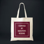 Funny Mother of the Bride Zitat | Red Merlot Tragetasche<br><div class="desc">Diese schicke,  lustige Tasche ist perfekt für die Brautmutter,  die die Hochzeit überlebt! Ein roter Wein Merlot Farbe Design sagt: "Ich habe die Hochzeit meiner Tochter überlebt".</div>