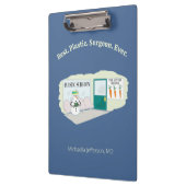 Funny Ms Frosty auf Cartoon eines plastischen Chir Klemmbrett (Links)