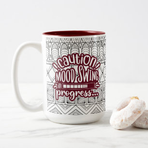 Funny Mug: Vorsicht beim Swing im Progress-Maroon Zweifarbige Tasse
