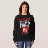 Funny My Heart Is On That Mat Wrestling Gift For M Sweatshirt (Vorne ganz)