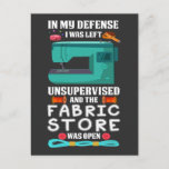 Funny Nähquote Garn Fabric Store Spaß Kanalisation Postkarte<br><div class="desc">In meiner Verteidigung wurde ich unbeaufsichtigt verlassen und das Stoffgeschäft war geöffnet. Funny Sewing Quote Garn Fabric Store Spaß. Handwerkliches Hobby-Geschenk für Quilter und Kanalisation.</div>