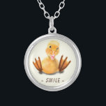 Funny Necklace mit Happy Duck Smlie - Benutzerdefi Versilberte Kette<br><div class="desc">Funny Necklaces mit Yellow Duck Playful Wink Happy Lächeln Cartoon Zeichn und Text - oder wählen / Fügen Sie Ihren einzigartigen Text / Schriftart / Farbe - Make Your Special Necklace Gift - Neu vergrössern und verschieben oder entfernen und fügen Sie Elemente / Bild mit Anpassungs-Tool! - Zeichn und Design...</div>