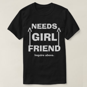 Funny Needs Girlfriend Inquare Oben T-Shirt