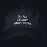 Funny New Daddy Custom Vater Nachname New Baby Bestickte Baseballkappe<br><div class="desc">Überraschen Sie den neuen Vater (oder Vater zu sein) mit dieser coolen Baseballmütze, die einen Text-Design, dass "The New Daddy Morrison" (fügen Sie benutzerdefinierten Nachnamen). Oben abgebildet ist weißer Text auf einem marineblau Kappe, aber Sie können den Text und die Kappenfarben einfach nach Ihren Wünschen ändern. Das macht eine phantastische...</div>