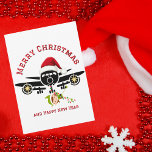 Funny Niedlich Elf springt im Flugzeug,Weihnachts- Feiertagskarte<br><div class="desc">Niedlicher Witzelf springen auf Flugzeug, Weihnachts-Foto-Ornament. Design zeigt eine minimalistische Abbildung eines großen Flugzeugs mit roter Weihnachtsmannmütze. Ein niedlicher Elf wird gesehen, wie er aus dem Flugzeug springt, das an einer Reihe von Weihnachtslichtern hängt. Die Rückseite der Karte hat eine herzliche Botschaft an Ihren Piloten oder Flieger "Fröhliche Weihnachten und...</div>