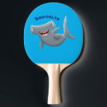 Funny niedlich Hammerhead Hai Cartoon Tischtennis Schläger<br><div class="desc">Dieser glücklich hungrige Hammerhai ist auf der Jagd nach seinem nächsten Imbiss. Gezeichnet in lustigen Cartoon Illustrationsstil.</div>