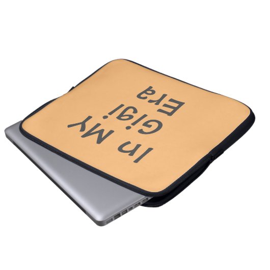 Funny Niedlich in meinem Gigi Era Peach Laptopschutzhülle (Vorne Knopf)