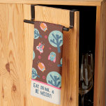Funny Niedlich Owls Muster Personalisiertes Zitat  Geschirrtuch<br><div class="desc">Niedliche Owls mit einem lustigen Zitat. Das Zitat lautet "Essen, trinken, und chaotisch sein!" oder zu allem, was Sie wollen. Diese farbenfrohen Handtücher sind perfekt, um Ihrer Küche etwas Flair und Spaß zu verleihen. Pair es mit einer Flasche Wein und es ist ein großartiges Geschenk für Freunde, Familie, Kollegen, Nachbarn,...</div>