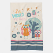 Funny Niedlich Owls sei ein seltsames Zitat Geschirrtuch (Vertikal)