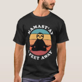 Funny Niedlich Sloth Yoga Namastay Soziale Distanz T-Shirt (Vorderseite)