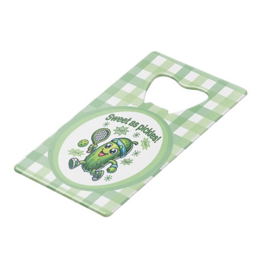 Funny Niedlich Sweet as Pickles Pickleball Geldbeutel Flaschenöffner (Rückseite Schrägansicht)