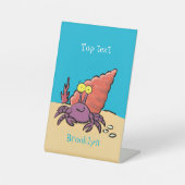 Funny niedlicher lila Cartoon Einsiedlerkrabbe Sockelschild (Vorderseite)