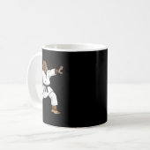 Funny Ninja Bigfoot Doing Karate mit Samurai Desi Kaffeetasse (Vorderseite Links)