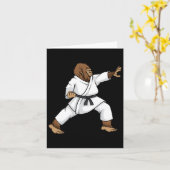 Funny Ninja Bigfoot Doing Karate mit Samurai Desi Karte (Gelbe Blume)