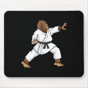 Funny Ninja Bigfoot Doing Karate mit Samurai Desi Mousepad