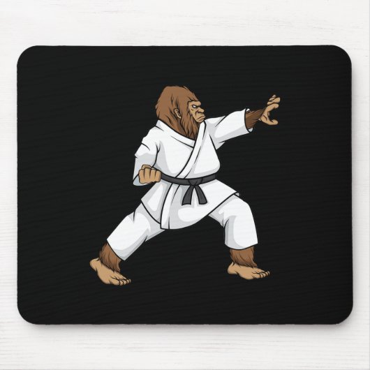 Funny Ninja Bigfoot Doing Karate mit Samurai Desi Mousepad (Vorne)