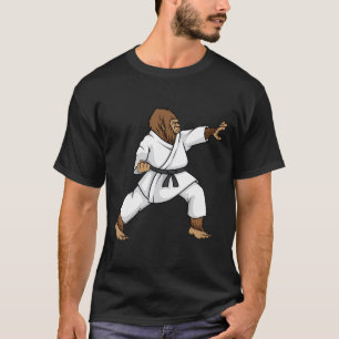 Funny Ninja Bigfoot Doing Karate mit Samurai Desi T-Shirt