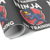 Funny Ninja Kind im Training Geschenkpapier (Rolleneckpunkt)